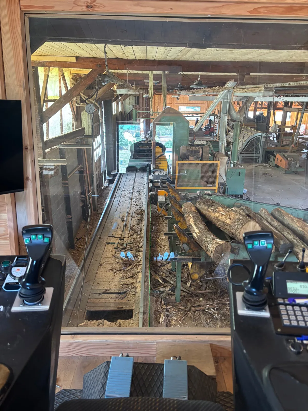 Ligne de sciage dans l’atelier Chassignol Bois & Parquets